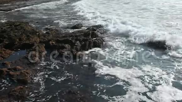 一场强大的风暴在大西洋的特内里费海岸的一个海湾稳定镜头视频的预览图