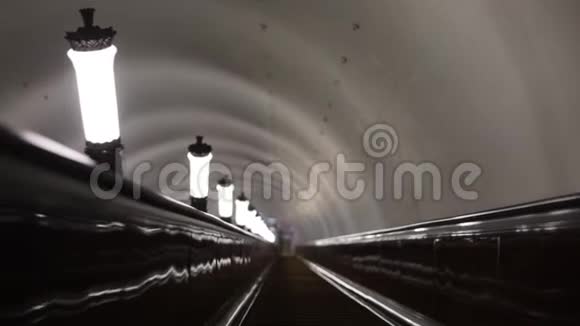地铁乘自动扶梯经过灯具栏杆昏暗的灯光视频的预览图