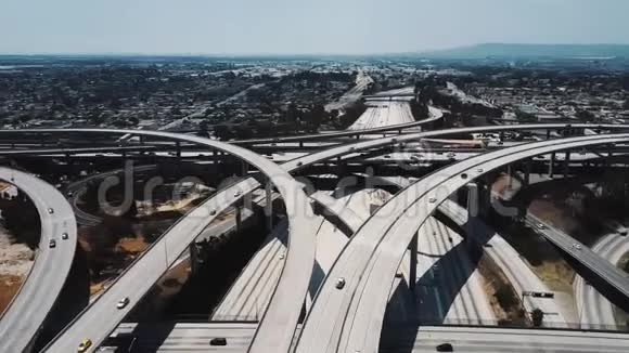 著名的普雷格森法官高速公路路口与多个复杂的天桥和桥梁惊人的空中全景拍摄视频的预览图