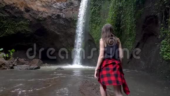 旅行概念到达巴厘岛的瀑布视频的预览图