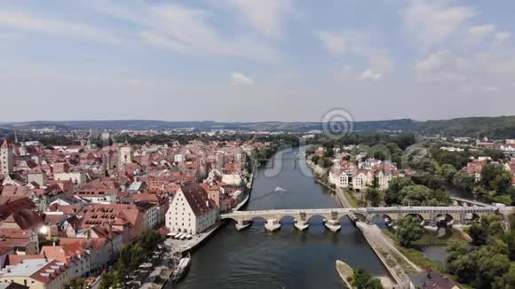 飞越多瑙河直线前行一座石桥和情侣桥4K德国雷根斯堡的鸟瞰图视频的预览图