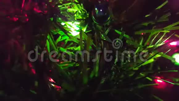 圣诞树上有闪烁的灯光视频的预览图