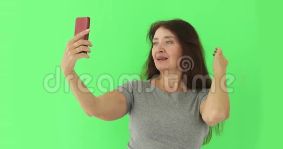 老年女性自拍手机隔离视频的预览图