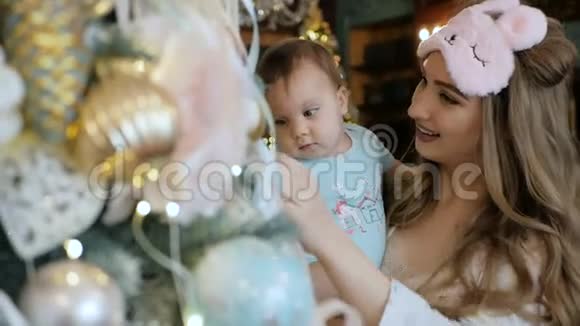 母女俩装饰和欣赏一棵圣诞树视频的预览图