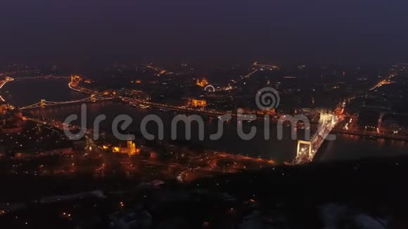 夜间在匈牙利布达佩斯的链桥和多瑙河的空中景观视频的预览图