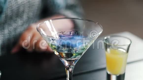 酒保点燃鸡尾酒准备酒精饮料酒保在酒吧柜台旁边用火做饮料视频的预览图