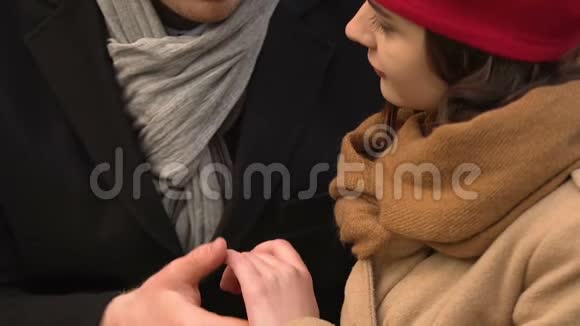 绅士亲吻女士的手在户外约会时调情幸福的爱情伴侣视频的预览图