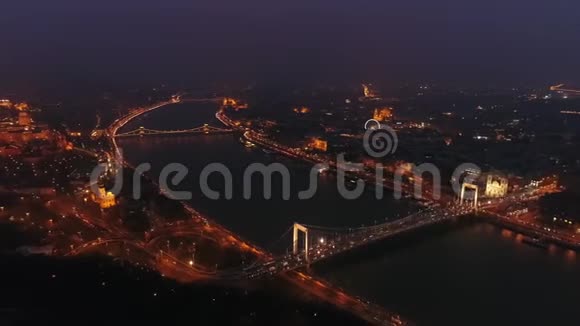 夜间在匈牙利布达佩斯的链桥和议会大厦的空中景观视频的预览图