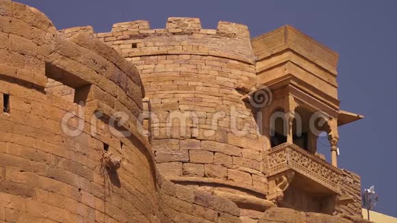 印度沙漠中的一座古建筑视频的预览图