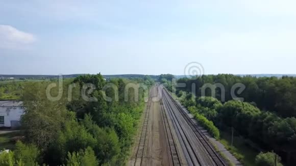 空长铁路沿着绿林线铺设的夏季风景视频的预览图