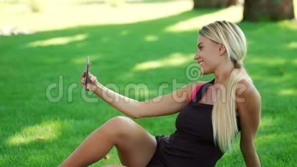 夏季公园运动女用手机拍照视频的预览图
