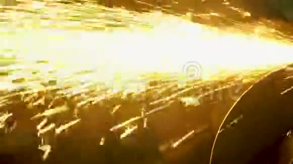 角磨机的火花向不同方向飞行视频的预览图