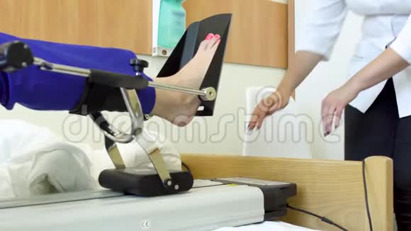 机械治疗过程中医生控制病人腿部视频的预览图