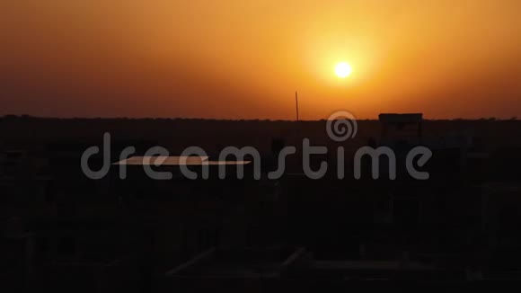 一个美丽的太阳落在印度沙漠上视频的预览图