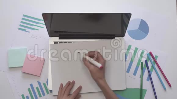 商业概念女人在笔记本电脑上写在线银行视频的预览图
