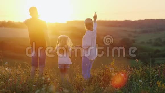 年轻精力充沛的母亲和孩子们一起跳跃享受着夕阳的最后一缕阳光视频的预览图