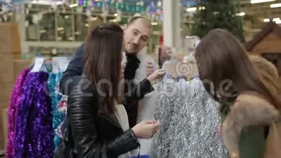 一群朋友在一家超市选择圣诞装饰金属和流光视频的预览图