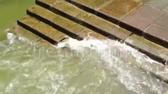 海水在砖块台阶上冲刷视频的预览图