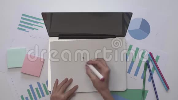 商业概念女人在办公室桌面上写着纸视频的预览图
