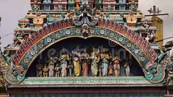 包含印度宗教人物雕像的拱门视频的预览图