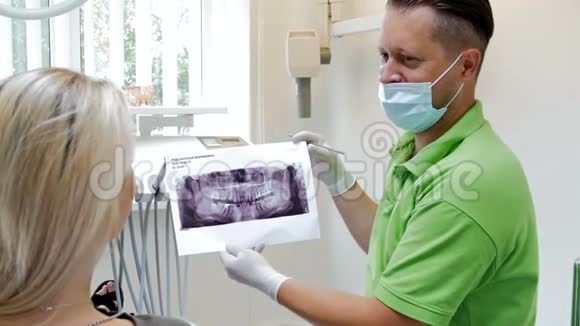 4k张男牙科医生的X光图像显示其女病人的牙齿视频的预览图