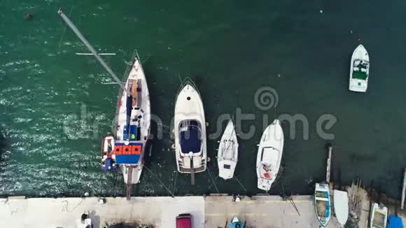 帆船港海港的游艇和小渔船空中无人机视野视频的预览图
