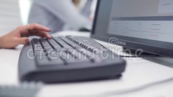 商务人员技术和编程概念办公室电脑键盘上的近距离打字视频的预览图