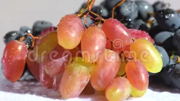 两种颜色深粉色的葡萄视频的预览图