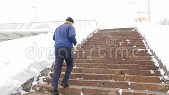 冬天老人跑上石阶运动有氧运动健康的生活理念60英尺视频的预览图