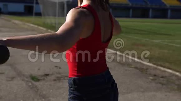 在阳光明媚的夏日健身女孩用哑铃锻炼身体视频的预览图