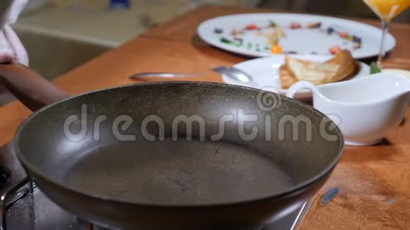 准备食物厨师把甘蔗糖倒在锅上准备焦糖酱慢动作视频的预览图