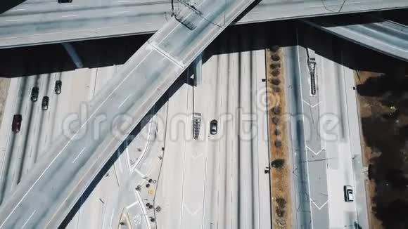 无人机飞越Pregerson法官高速公路公路路口复杂结构的多层桥梁和天桥视频的预览图