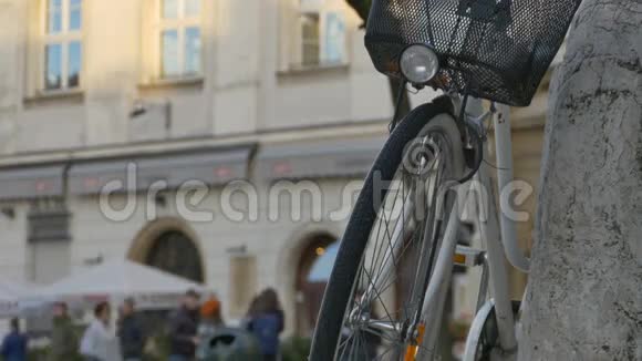 停车自行车和人群视频的预览图
