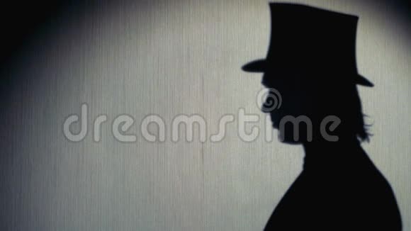 魔术师戴着顶帽子的剪影显示了一个技巧特写镜头视频的预览图