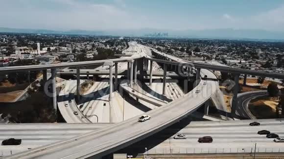 无人机在著名的美国法官普雷格森路交叉口上空向后飞行有多个天桥高速公路和桥梁视频的预览图