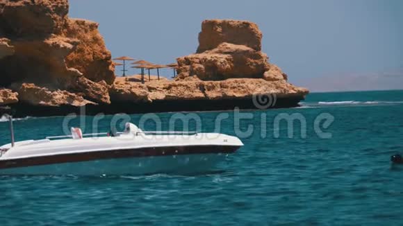 摩托艇停泊在海中与埃及岩石海滩和海岸线的景观相抗衡视频的预览图