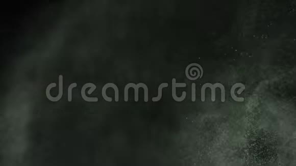 黑色背景上的尘埃流库存录像由黑色孤立的白色颗粒流吹散的尘埃云视频的预览图
