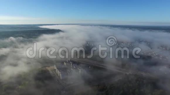 带雾的河流卢布林高地鸟瞰视频的预览图