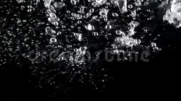 在黑暗背景下气泡在水中缓慢流动视频的预览图