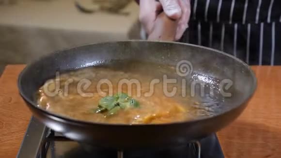 准备食物厨师用烧开的焦糖酱搅拌锅慢动作视频的预览图