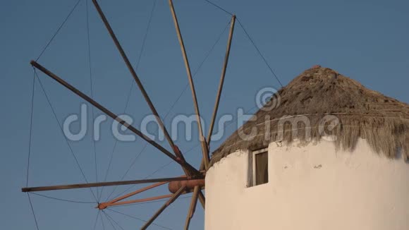 希腊迈科诺斯岛上的风车关闭视频的预览图