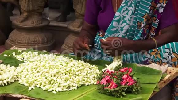 印度的一种文化花卉编织工艺视频的预览图