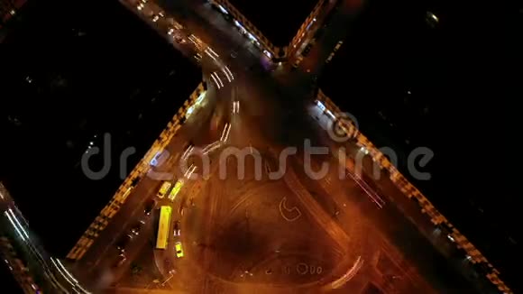 街道交叉路口环形交叉路口夜间城市交通超移空中观景视频的预览图