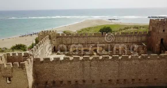 以大海为背景的古老堡垒视频的预览图