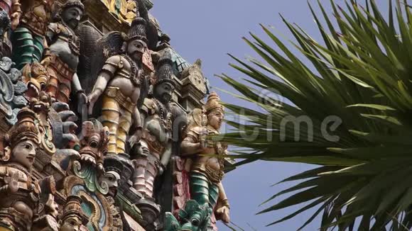一组印度雕像的近景描绘了各种上帝视频的预览图