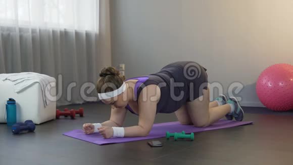 女孩努力站在木板位置努力减肥视频的预览图