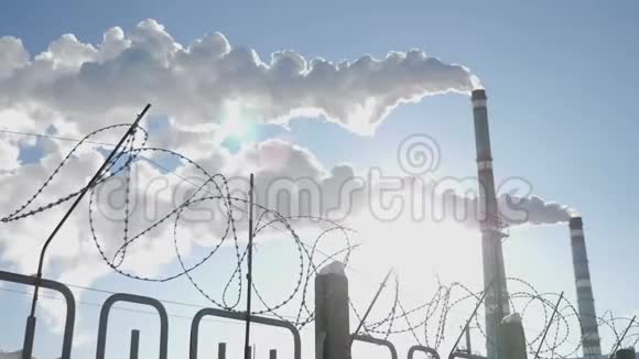 带刺的铁丝作为人类的象征作为人质空气污染全球变暖问题白烟来自视频的预览图