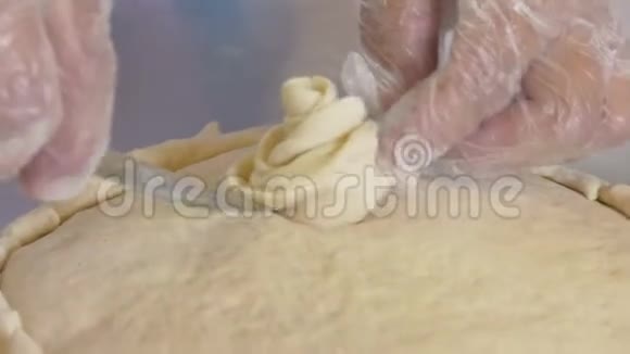 用面团做面包的过程一块面团来装饰一个节日蛋糕视频的预览图