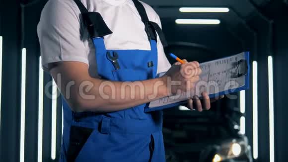 机械师在剪贴板上的纸上写字关门视频的预览图
