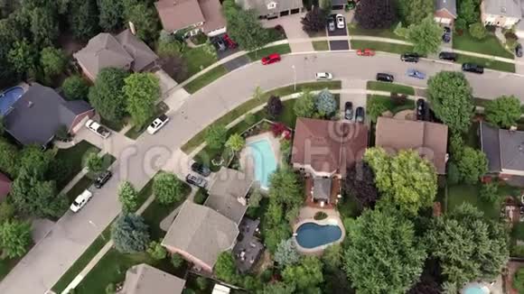 夏季春末郊区的空中拍摄视频的预览图